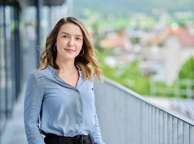 Businessportrait Frau auf Terasse - Businessfotograf Businessfotografie Christian Vorhofer