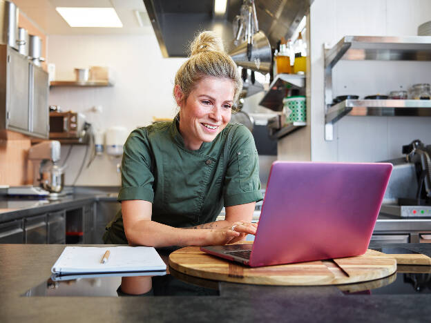 Unternehmensfoto Köchin am Laptop in der Küche - Businessfotograf Businessfotografie Christian Vorhofer