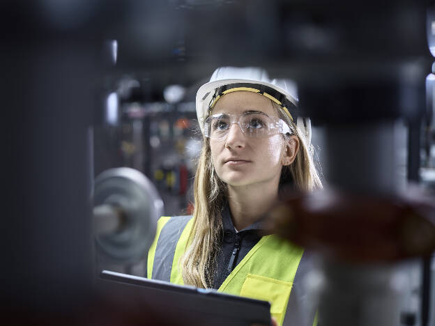 Ingenieurin Kontrollblick, Baustelle, Anlagenbau, Planung, Ausführung, Baustellenaufsicht, Kunde Spiegeltec