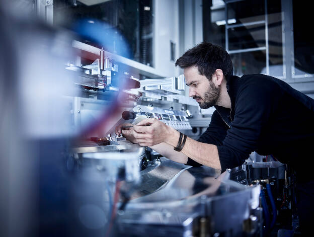 Anlagenbau Techniker, Arbeiter justiert Anlage, Maschinenbau, Industriefotografie Christian Vorhofer, Kunde 3CON