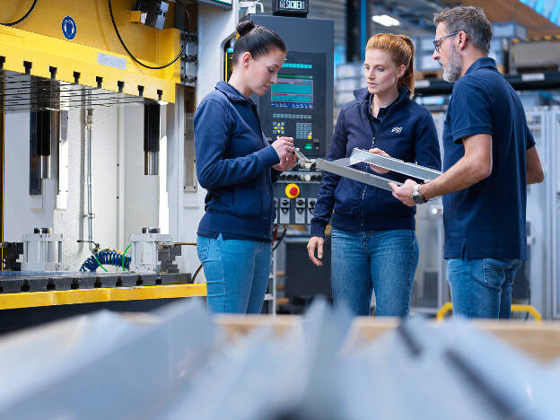 Mitarbeiter-Besprechungssituation in der Produktion, Metallbau, Metallverarbeitung, Industreifotografie, Kunde GWM-Gerätewerk Matrei