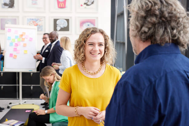 Besprechnung zwei Menschen im Vordergrund - Businessfotograf Businessfotografie Christian Vorhofer