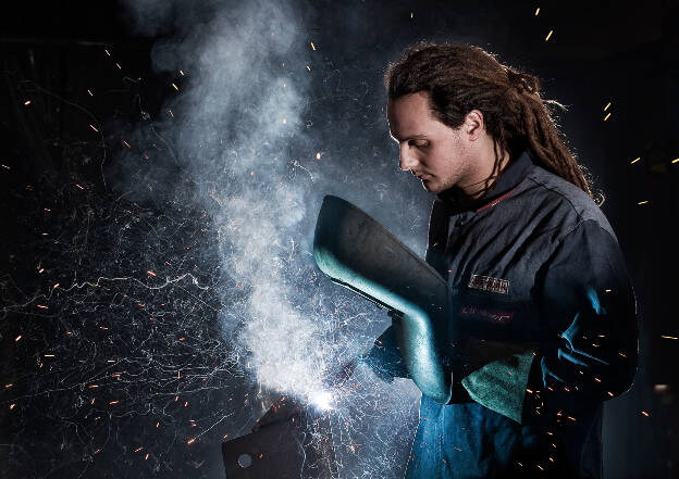 Monteur bei Schweißarbeiten, Industriefotografie Christian Vorhofer, Kunde Lindner Traktorenwerk