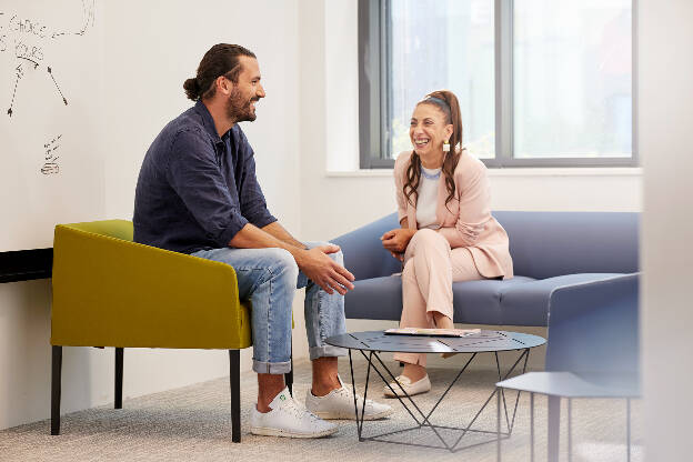 Unternehmensfoto Unternehmensfotografie zwei Mitarbeiter sitzen bei einer Besprechung Mann und Frau - Businessfotograf Businessfotografie Christian Vorhofer