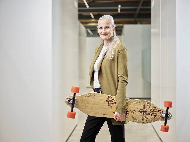 Businessportrait Frau mit Skateboard Westend - Businessfotograf Businessfotografie Christian Vorhofer