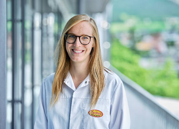 Businessportrait Frau auf der Terasse vor Glasgebäude Reicheis - Businessfotograf Businessfotografie Christian Vorhofer