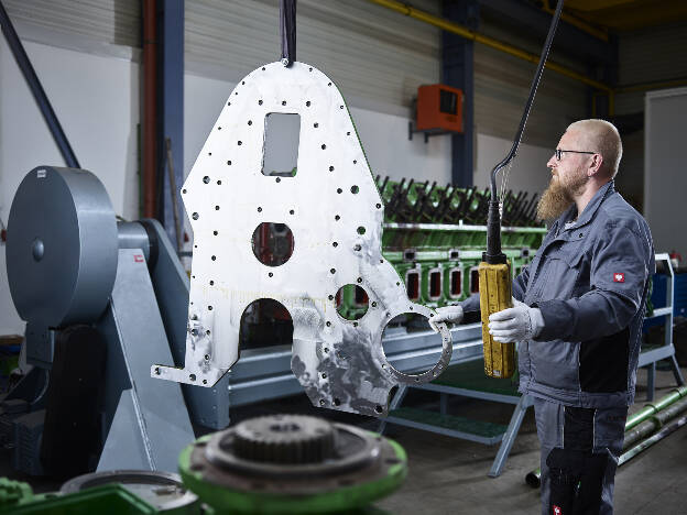 Monteur mit Hallenkran, Industriefotografie Christian Vorhofer, Kunde Power-Up