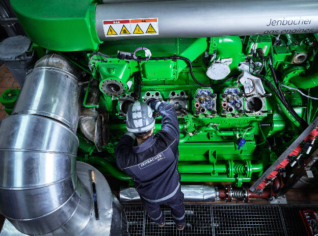 Servicetechniker bei Wartungsarbeiten, Serviceeinsatz, Gasmotor, Industriefotografie Christian Vorhofer, Kunde INNIO-Jenabacher