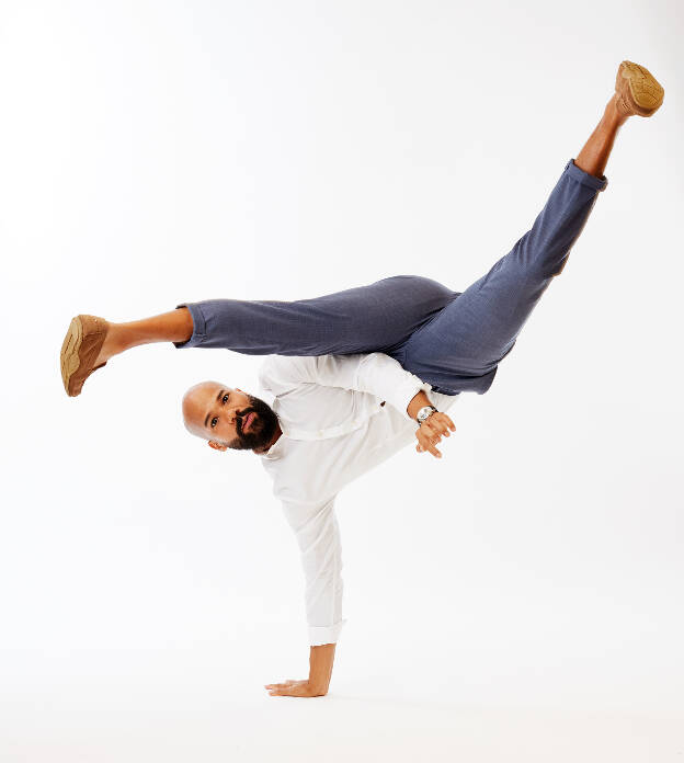 Businessportrait vor weißem Hintergrund brasilianischer Mann tanzt capoeira - Businessfotograf Businessfotografie Christian Vorhofer