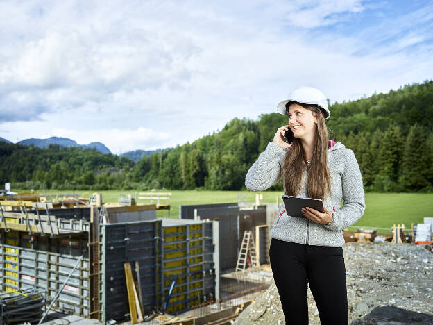 Frau steht als Mitarbeiterin auf Baustelle Lehrlingskampagne - Businessfotograf Businessfotografie Christian Vorhofer