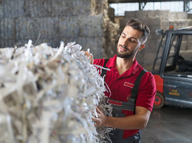 Mitarbeiter bei Qualitätskontrolle in Papierfabrik, Industriefotografie Christian Vorhofer, Kunde WKÖ