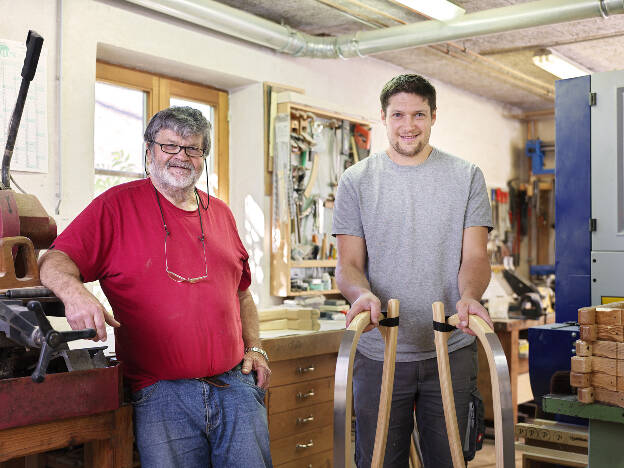 Unternehmensfoto Vater und Sohn im Handwerk Rodelbauer - Businessfotograf Businessfotografie Christian Vorhofer