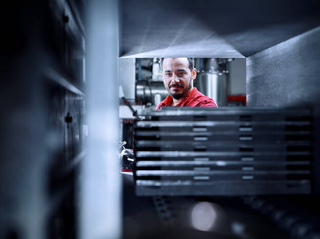 Mitarbeiter mit Kontrollblick bei geöffnetem Ofen,Industriefotografie Christian Vorhofer ,Kunde Ceratizit