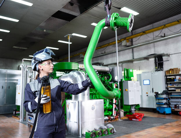 Monteurin bei Wartungsarbeiten, Servicetechnikerin, Industriefotografie Christian Vorhofer, Kunde INNIO-Jenbacher