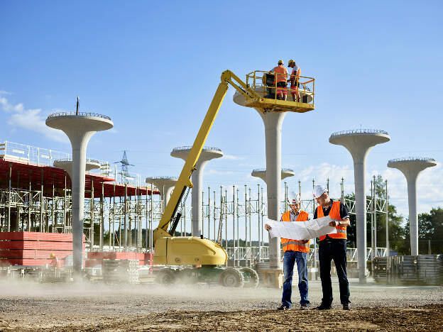 Baustelle, Bauleiter Besprechung, Ingenieure mit Plan auf einer Baustelle, Betonsäulen, Industriefotografie Christian Vorhofer, Kunde Rhomberg Bau