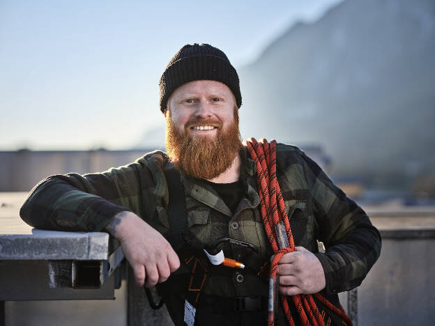 Portrait Monteur mit rotem Vollbart mit Sicherheitsgurt und Seil, Industriefotografie Christian Vorhofer, Kunde Spenglerei Guggenberger